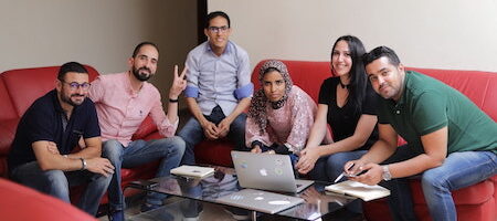 groupe de personnes regardant la caméra en souriant